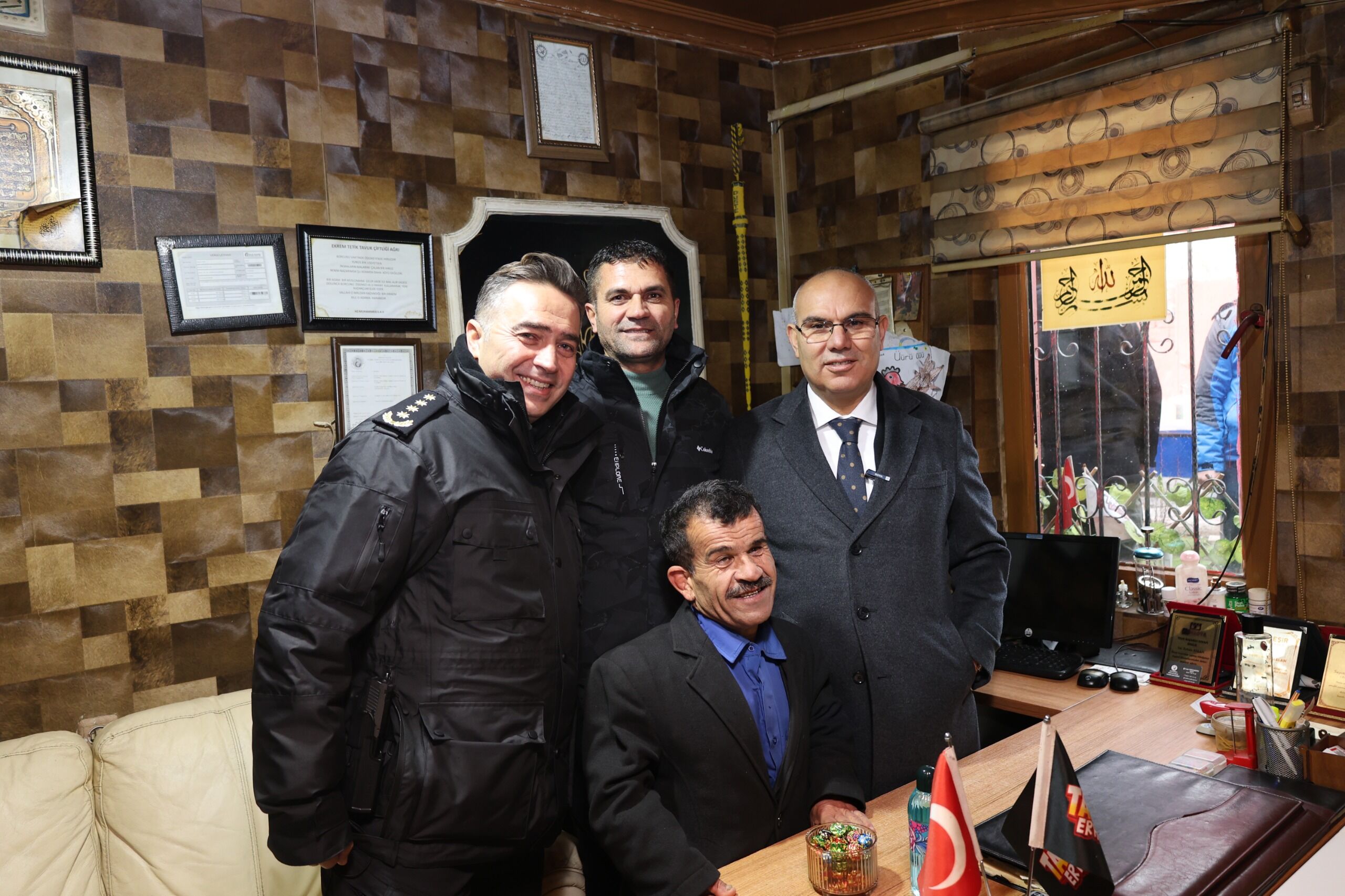 Tavukçu Erhan’da Kahkaha Attıran Ziyaret: Vali Koç’tan Tebessüm Ettiren Sözler
